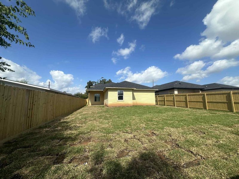 Exterior details and patio area of a home in , Clute (Image 10).