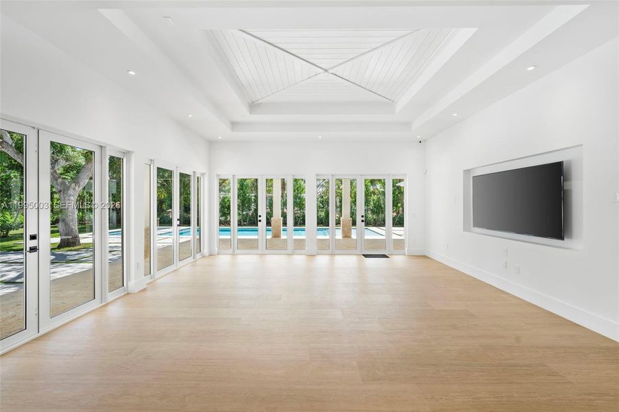 Spacious, unfurnished interior of a new home in , Pinecrest (Image 37).
