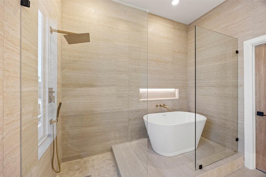 Walk-in shower, raised platform, tiled niche Walk-in shower, raised platform, tiled niche