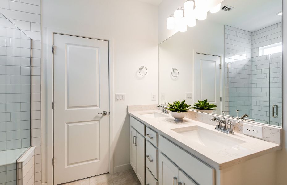 Furnished interior view inside a new home in Del Webb Stone Creek, Ocala (Image 10).