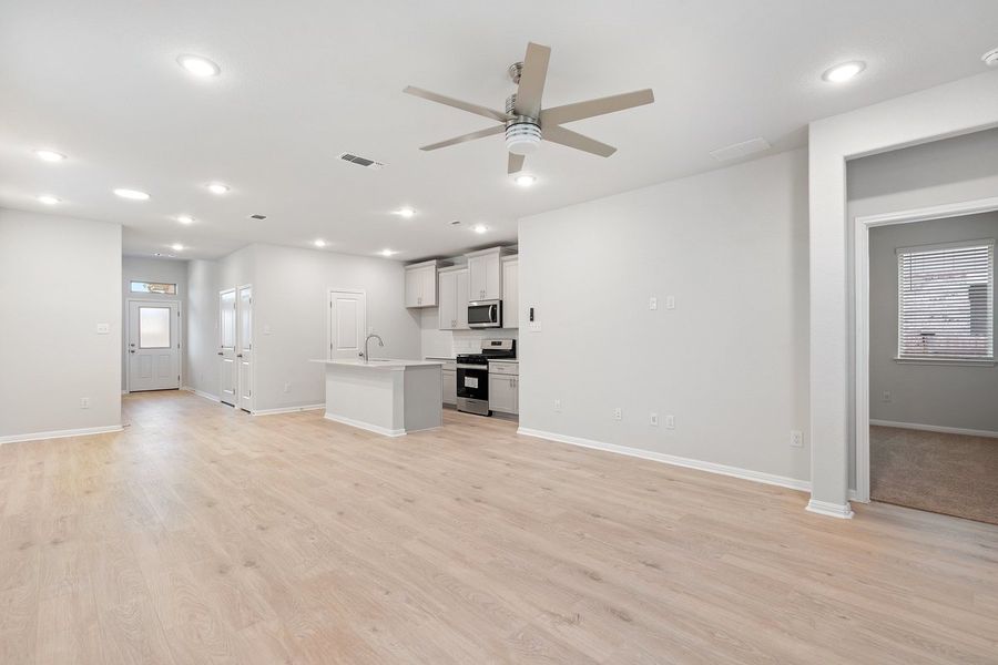 Spacious, unfurnished interior of a new home in Crosswinds, Kyle (Image 7).