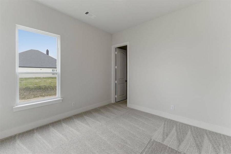 Neutral painted walls complement the patterned gray carpet