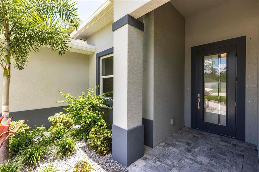 Exterior details and patio area of a home in , Port Charlotte (Image 4).