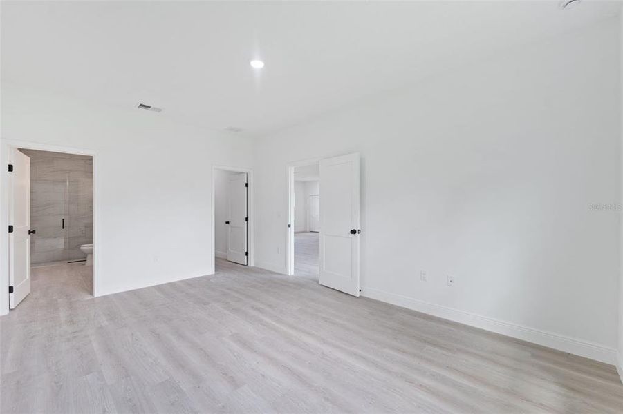 Spacious, unfurnished interior of a new home in , Ocala (Image 25).