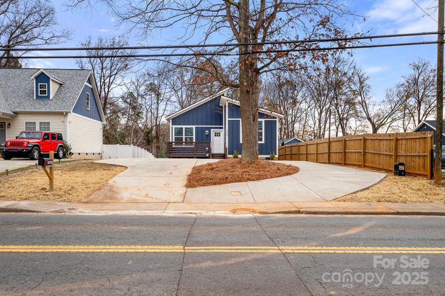 Exterior details and patio area of a home in , Charlotte (Image 21).