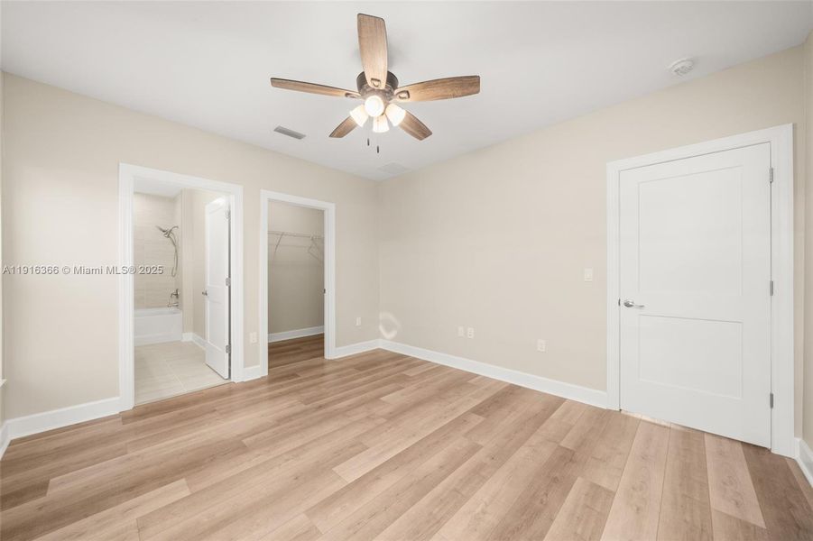 Spacious, unfurnished interior of a new home in , Sebring (Image 18).