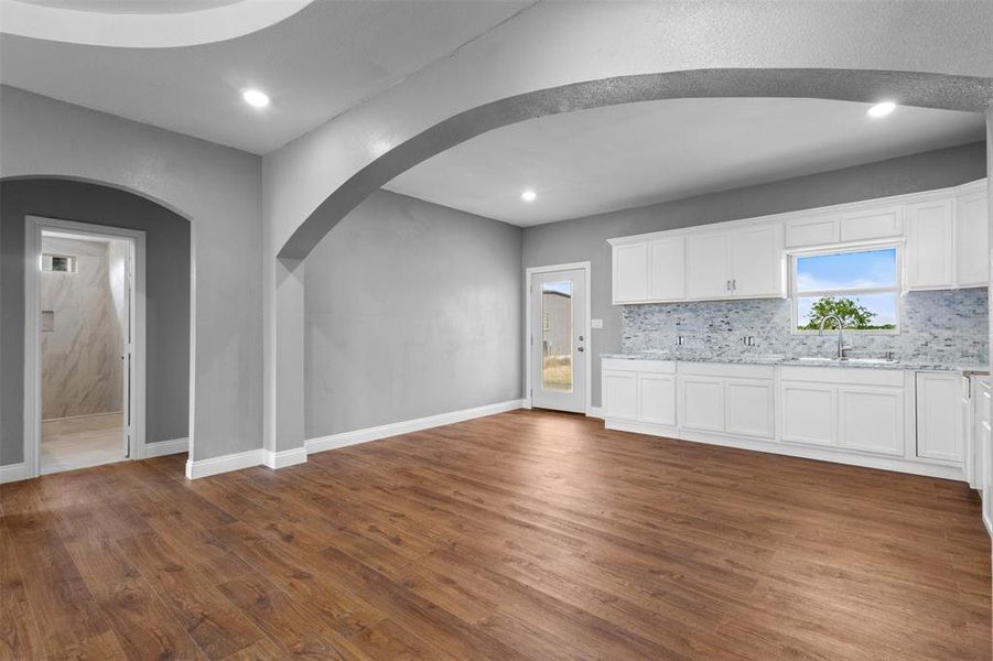 Spacious, unfurnished interior of a new home in , Rice (Image 10).