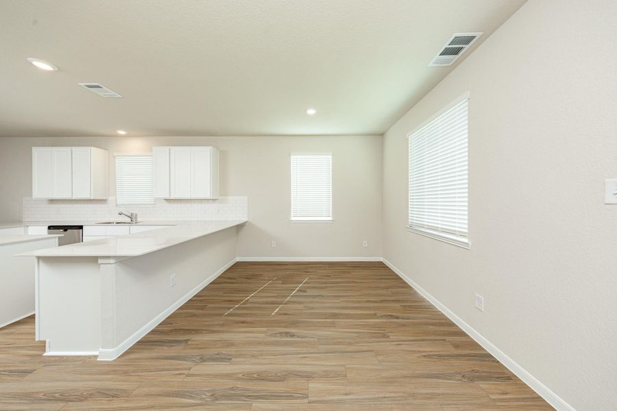 Spacious, unfurnished interior of a new home in Bammel Oaks, Houston (Image 17).