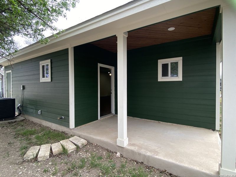 Exterior details and patio area of a home in , San Antonio (Image 20).