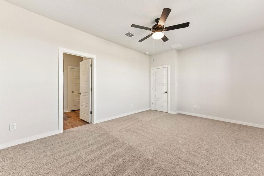 Spacious, unfurnished interior of a new home in Stallion Run, Buda (Image 20).