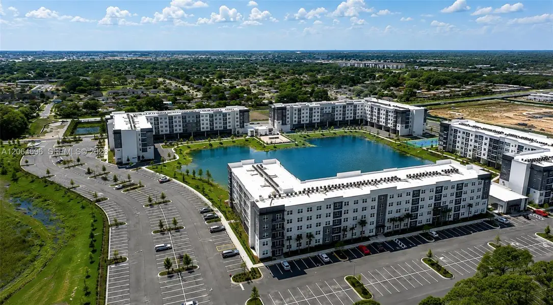 Condo located in Orlando, FL showcasing its design and architecture (Image 3).