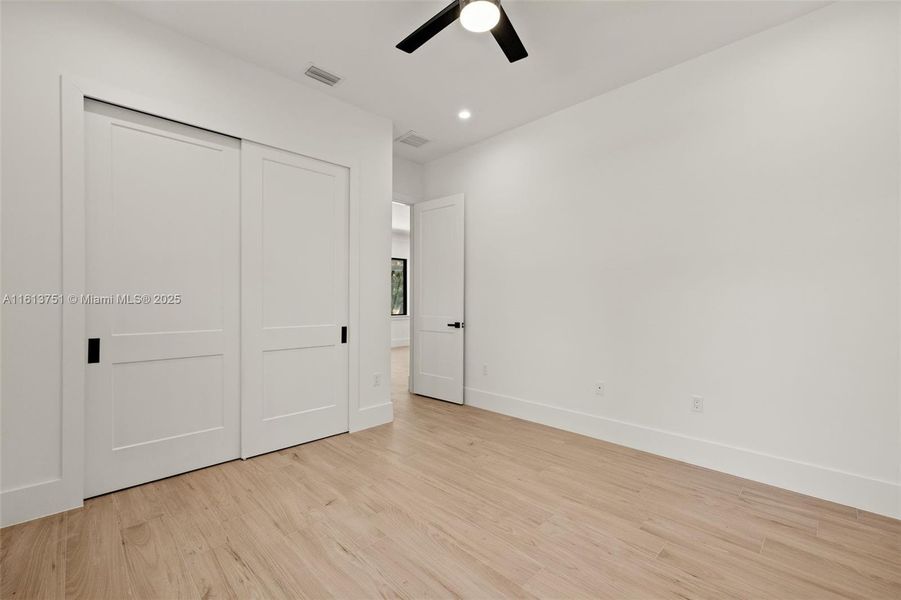 Spacious, unfurnished interior of a new home in , Naples (Image 40).