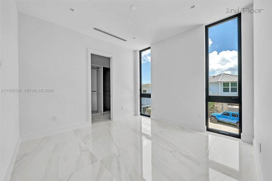 Spacious, unfurnished interior of a new home in , Key Largo (Image 57).