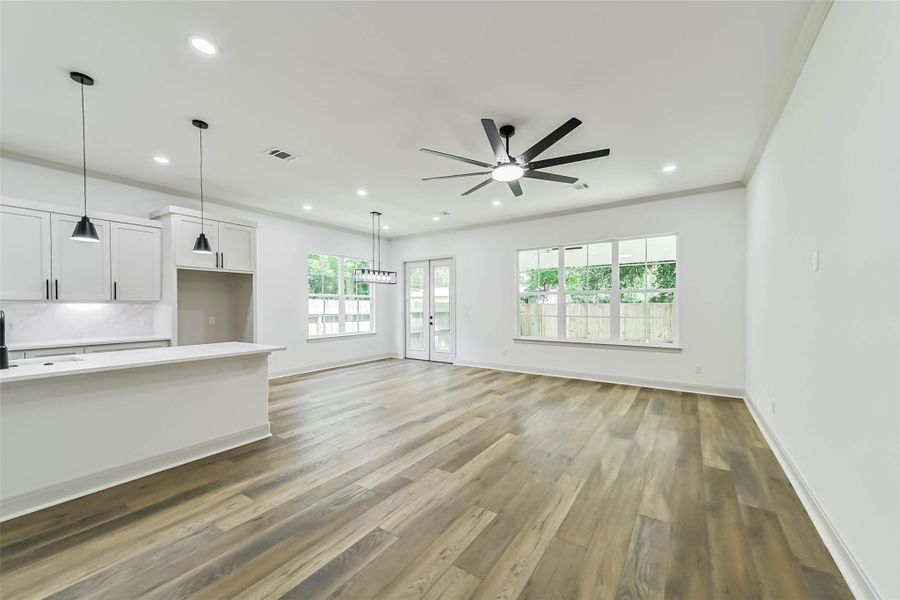 Spacious, unfurnished interior of a new home in , Tomball (Image 31). Spacious, unfurnished interior of a new home in , Tomball (Image 31).