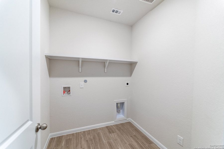 Spacious, unfurnished interior of a new home in Hunter's Ranch, San Antonio (Image 8). Spacious, unfurnished interior of a new home in Hunter's Ranch, San Antonio (Image 8).
