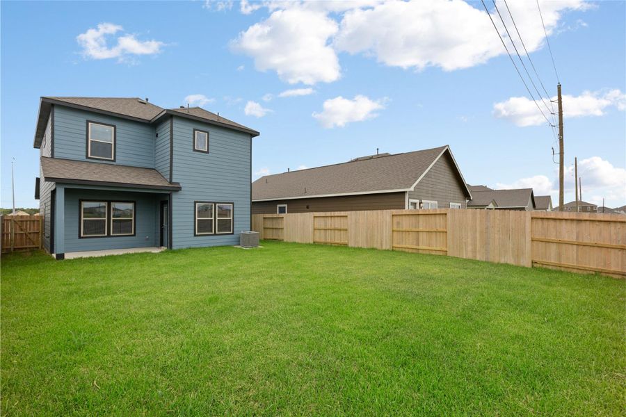 Exterior details and patio area of a home in Glendale Lakes, Rosharon (Image 3).