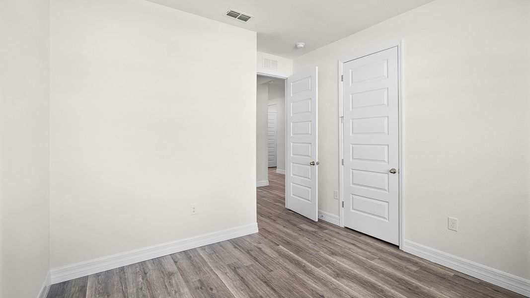 Spacious, unfurnished interior of a new home in Harmony on Lake Eloise, Winter Haven (Image 22).