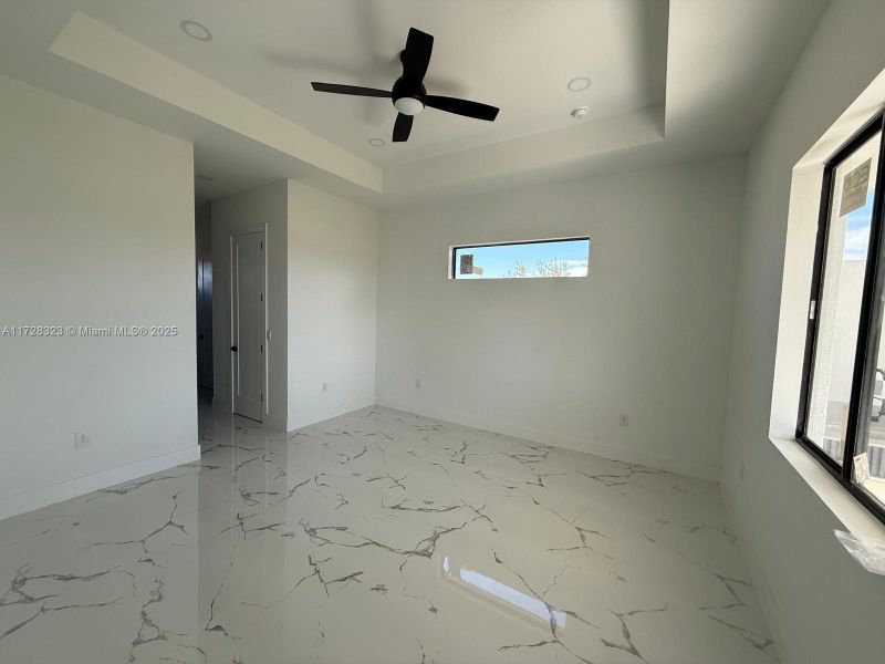 Spacious, unfurnished interior of a new home in , Cape Coral (Image 20).