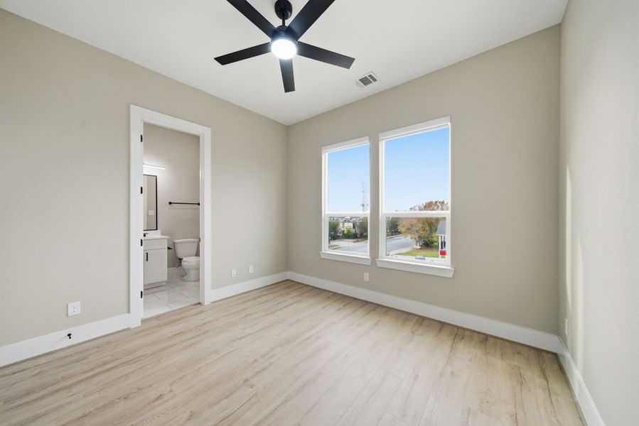 Spacious, unfurnished interior of a new home in , Houston (Image 24).