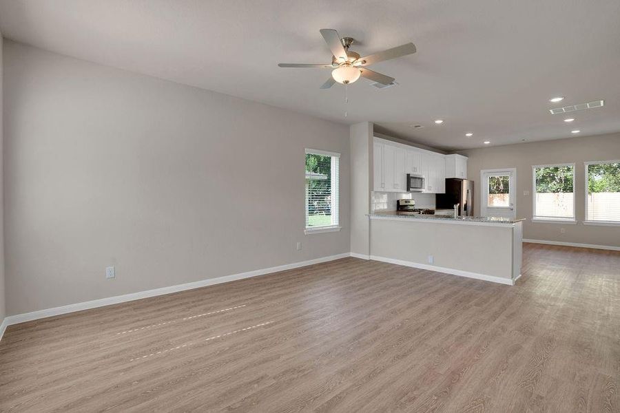 Spacious, unfurnished interior of a new home in , Texas City (Image 13).