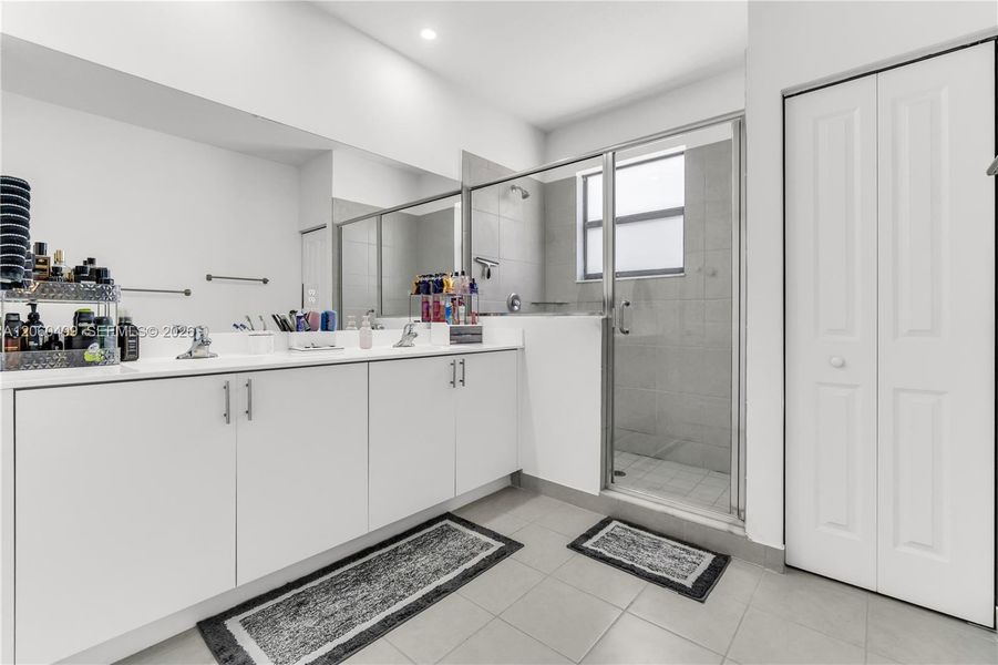 Furnished interior view inside a new home in , Miami (Image 5).