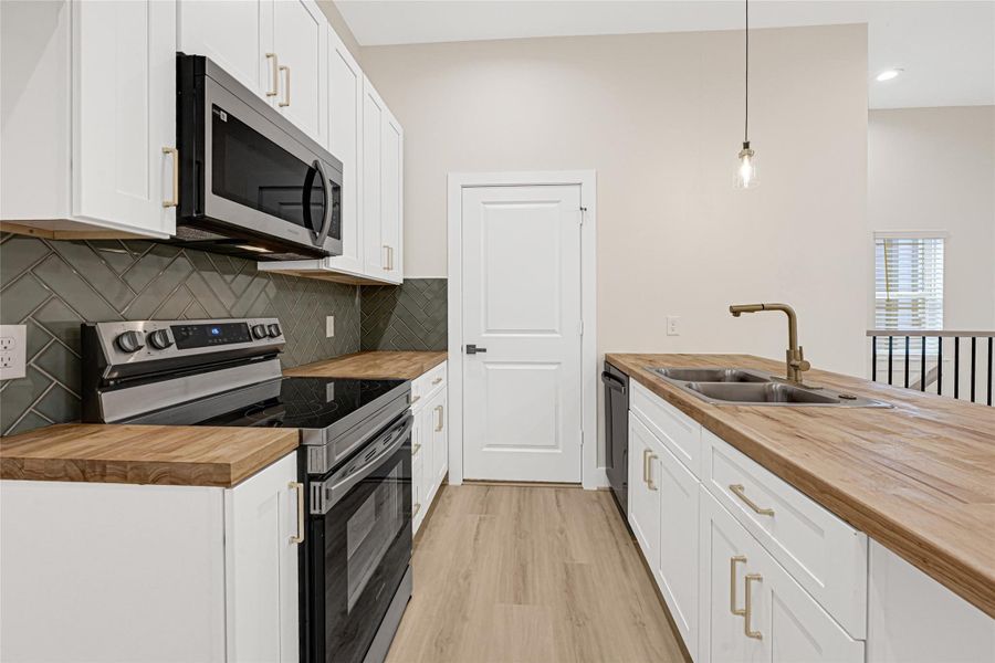 ADU- full sized kitchen electric full sized stove