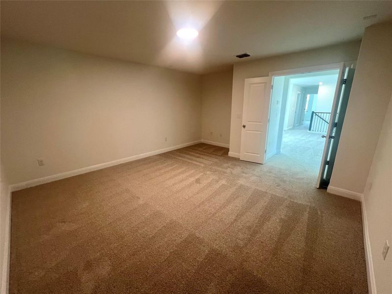 Spacious, unfurnished interior of a new home in Porter Country, Buda (Image 9).