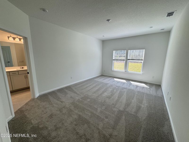 Spacious, unfurnished interior of a new home in , Green Cove Springs (Image 24).