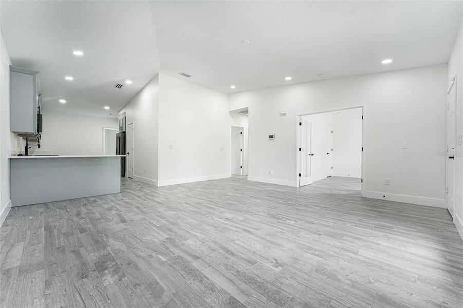 Spacious, unfurnished interior of a new home in , Tampa (Image 11).