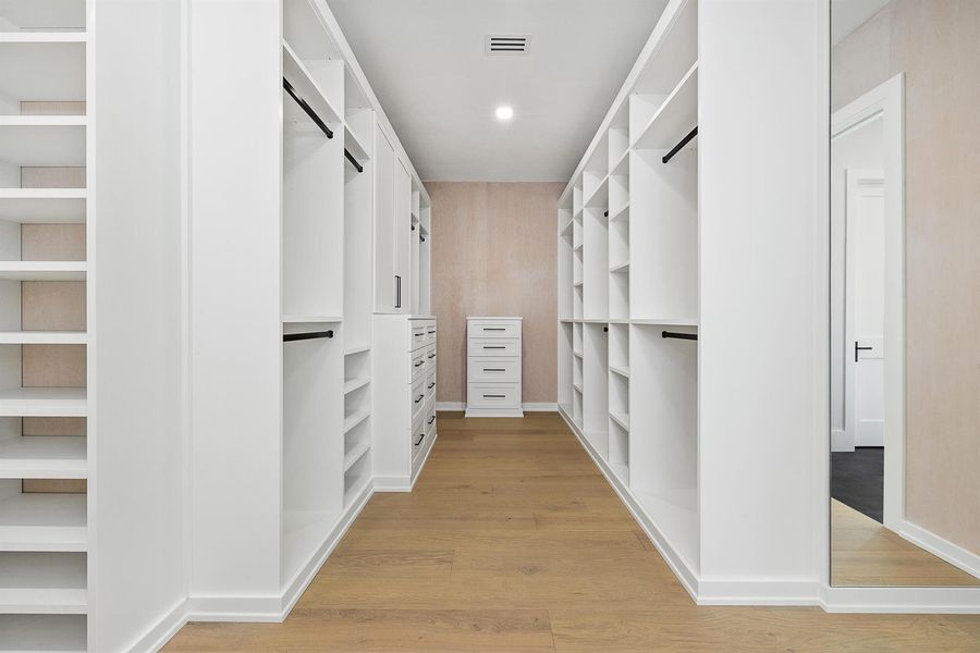 Walk-In Closet Walk-In Closet
