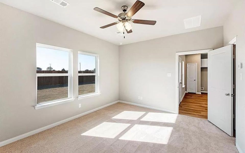 Spacious, unfurnished interior of a new home in Perkinsville, Chino Valley (Image 19).