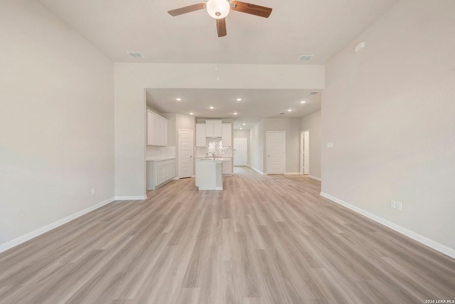 Spacious, unfurnished interior of a new home in Mesquite Ridge, San Antonio (Image 22).