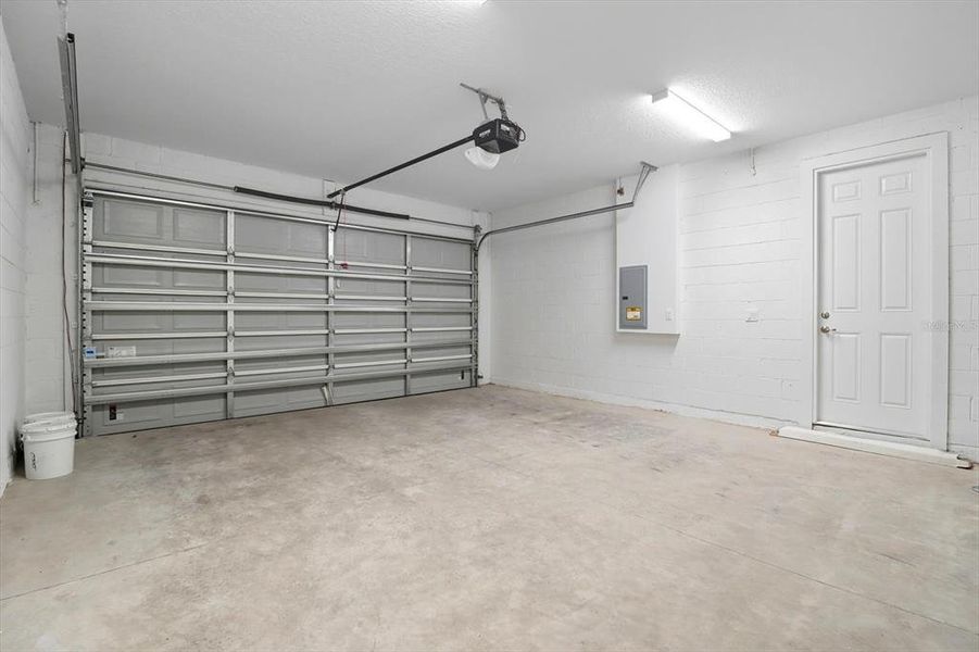 Spacious, unfurnished interior of a new home in , Homosassa (Image 23).