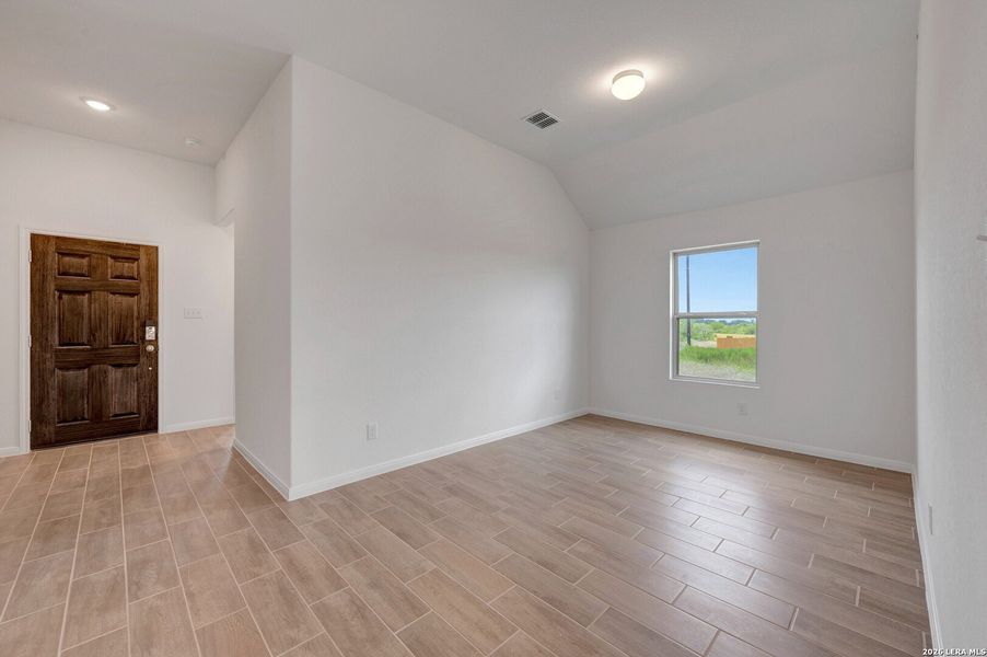 Spacious, unfurnished interior of a new home in Chaparral Ranch, Floresville (Image 20).