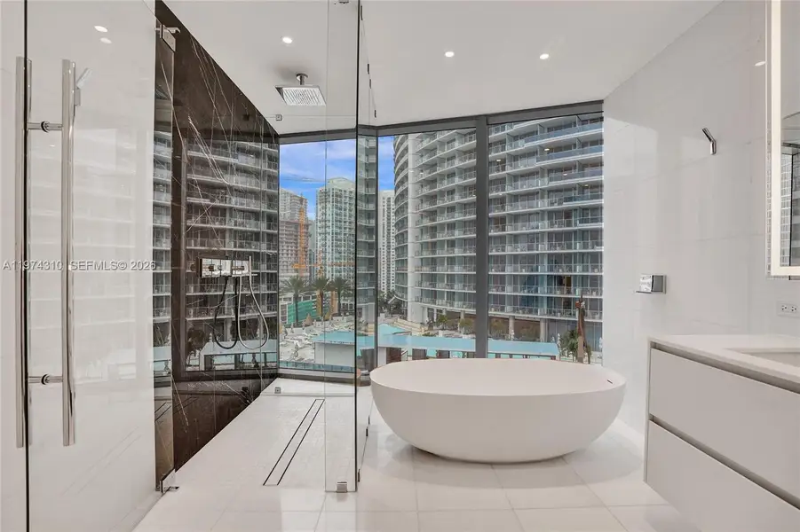 Condo located in Miami, FL showcasing its design and architecture (Image 5).