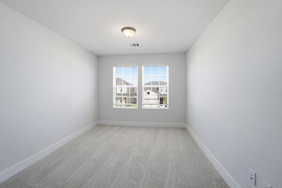 Spacious, unfurnished interior of a new home in Sunfield, Buda (Image 28).