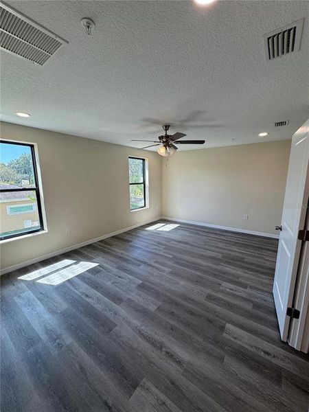 Spacious, unfurnished interior of a new home in , Tampa (Image 24).