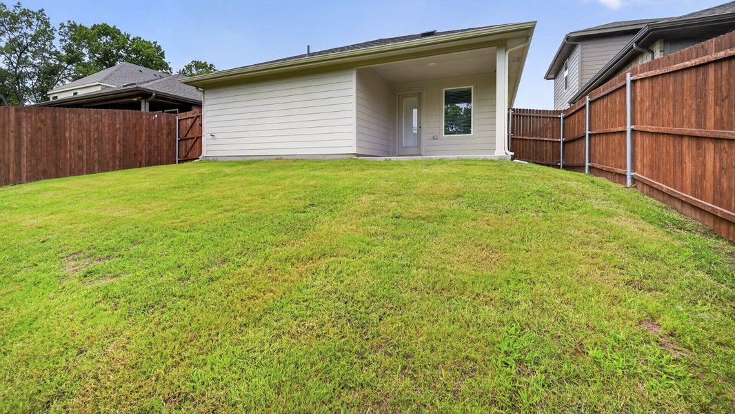 Exterior details and patio area of a home in Hanolley Hills, Sherman (Image 4).