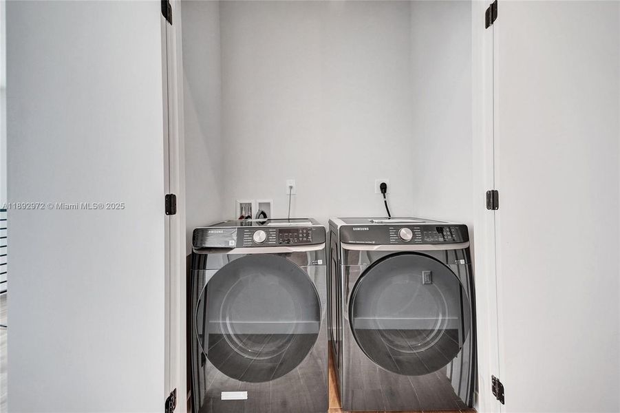 FULL SIZE LAUNDRY SAME FLOOR AS PRIMARY. FULL SIZE LAUNDRY SAME FLOOR AS PRIMARY.