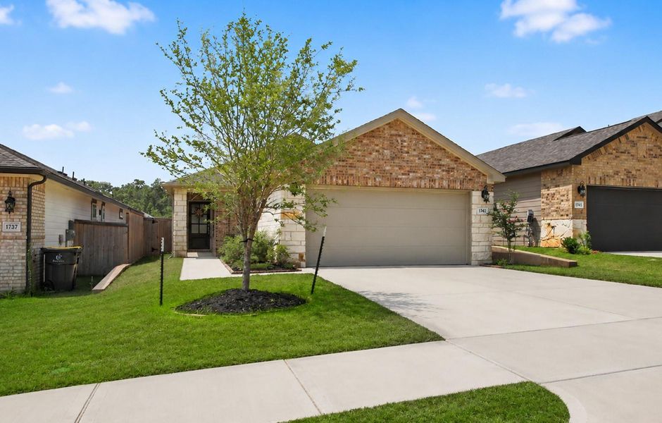 Enjoy walk with the family on the paved sidewalks throughout the community. Enjoy walk with the family on the paved sidewalks throughout the community.
