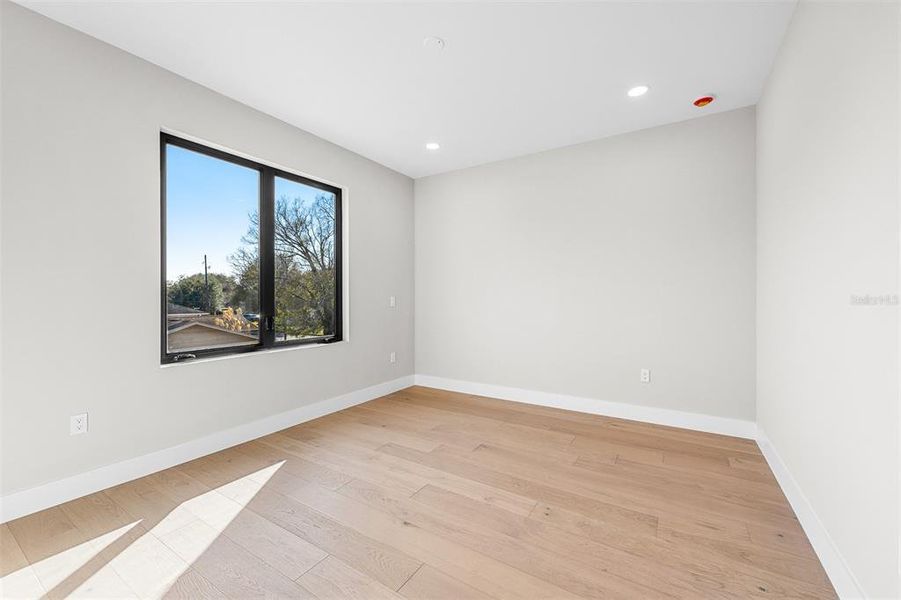 Spacious, unfurnished interior of a new home in College Park, Orlando (Image 23).