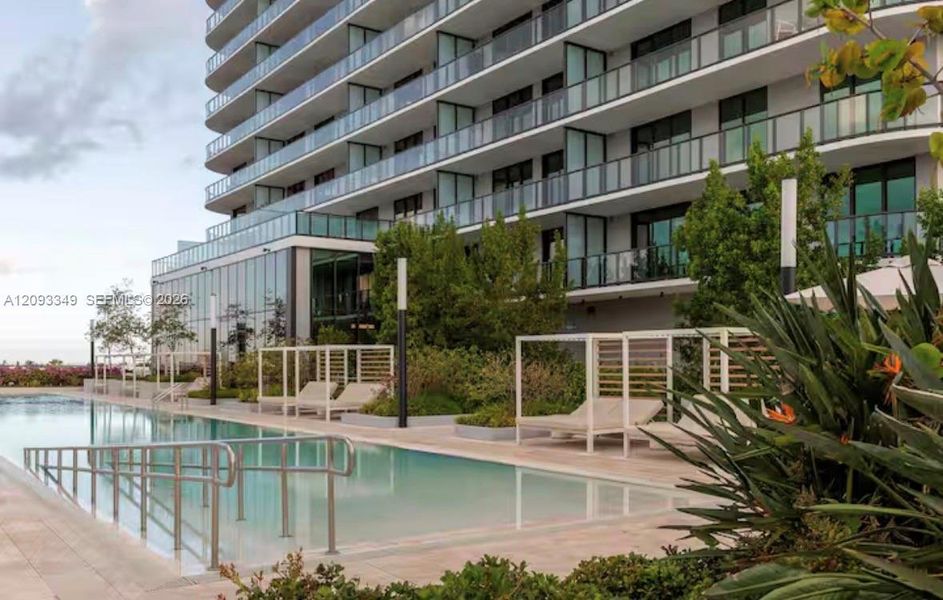Condo located in Miami Beach, FL showcasing its design and architecture (Image 23).