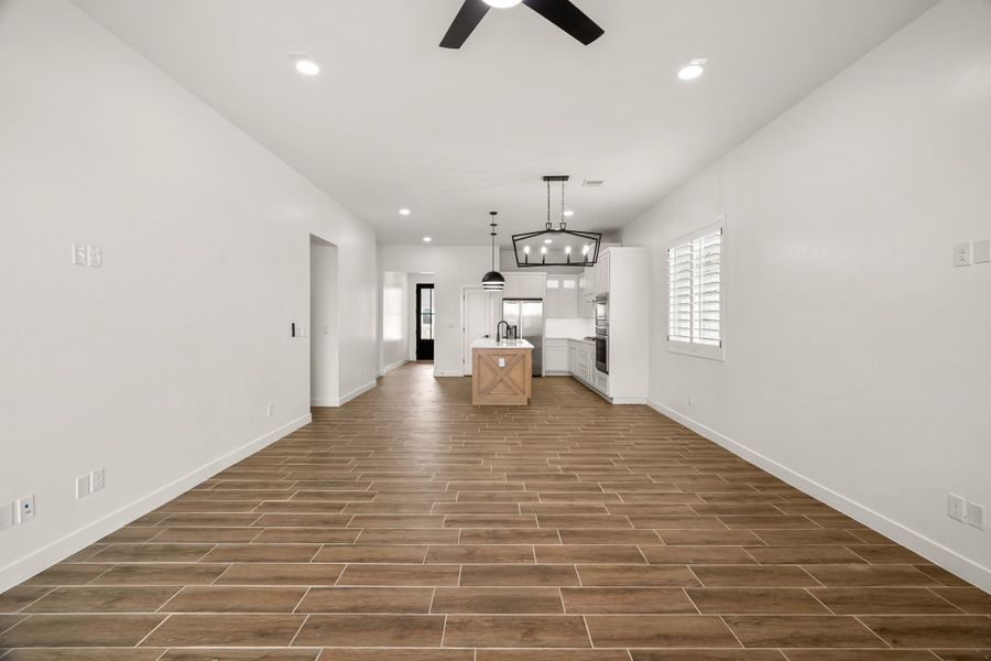 Spacious, unfurnished interior of a new home in Tierra Del Este 91, El Paso (Image 17). Spacious, unfurnished interior of a new home in Tierra Del Este 91, El Paso (Image 17).