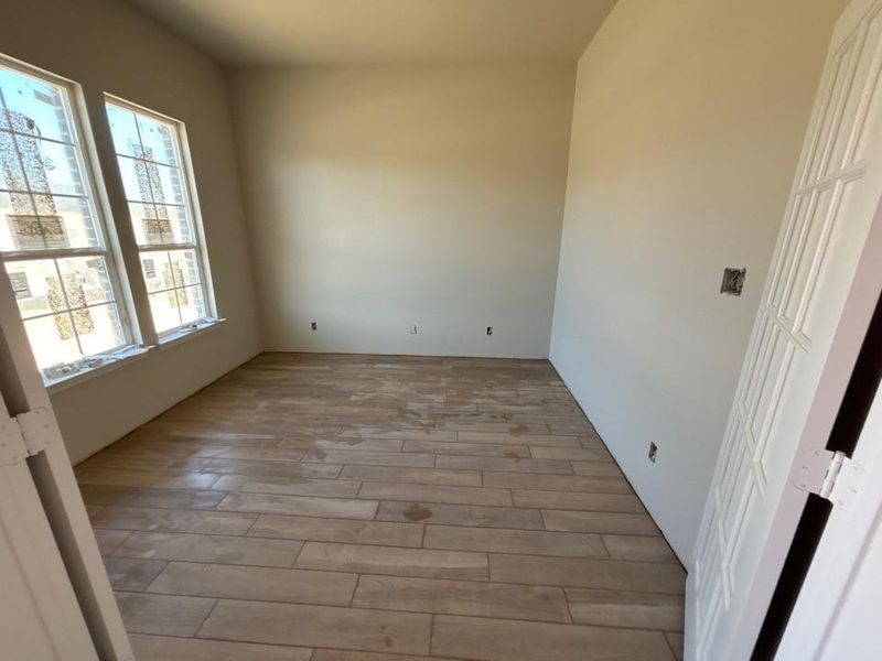 Spacious, unfurnished interior of a new home in Waterford Park, Weatherford (Image 3).