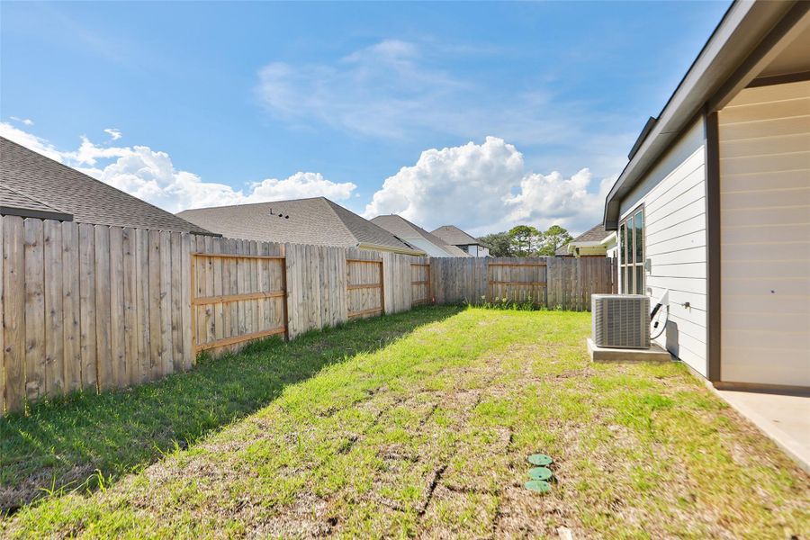 Exterior details and patio area of a home in Ellis Cove, Seabrook (Image 16).