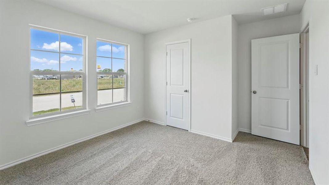 Spacious, unfurnished interior of a new home in Forestbrook Estates, Paris (Image 16).