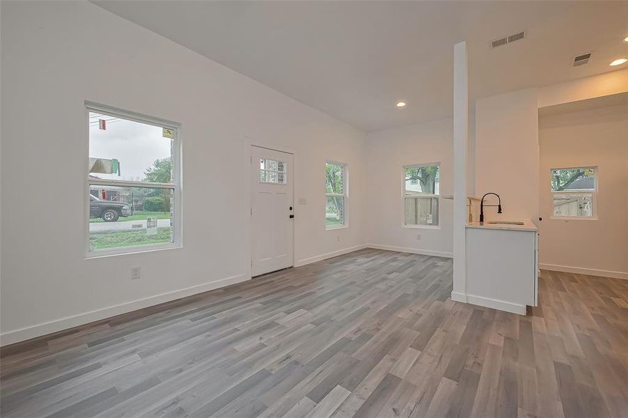 Spacious, unfurnished interior of a new home in , Houston (Image 15).