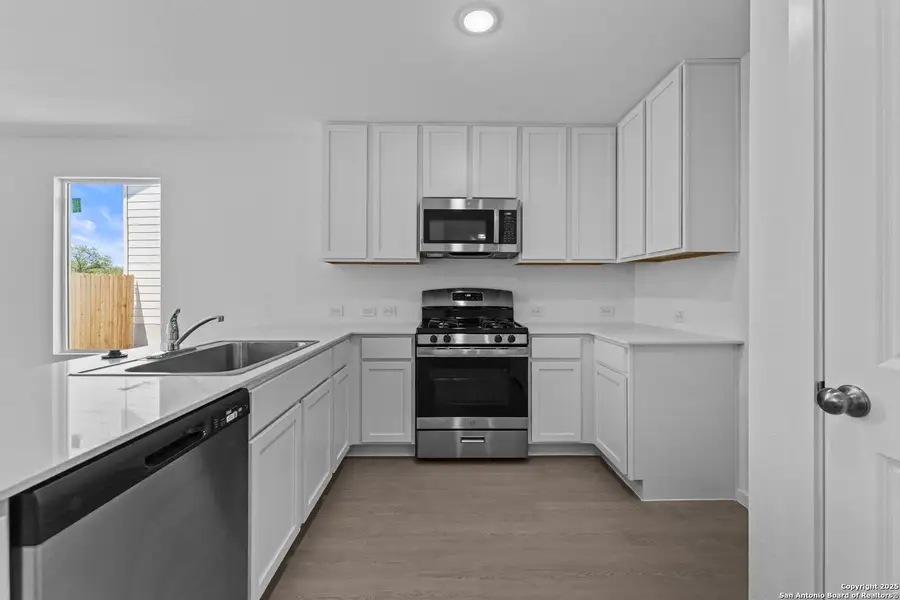Furnished interior view inside a new home in Lodi Grove, Floresville (Image 4).