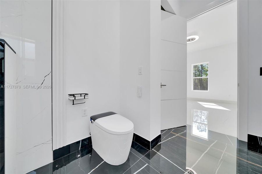 TOILET-BIDET COMBO TOILET-BIDET COMBO