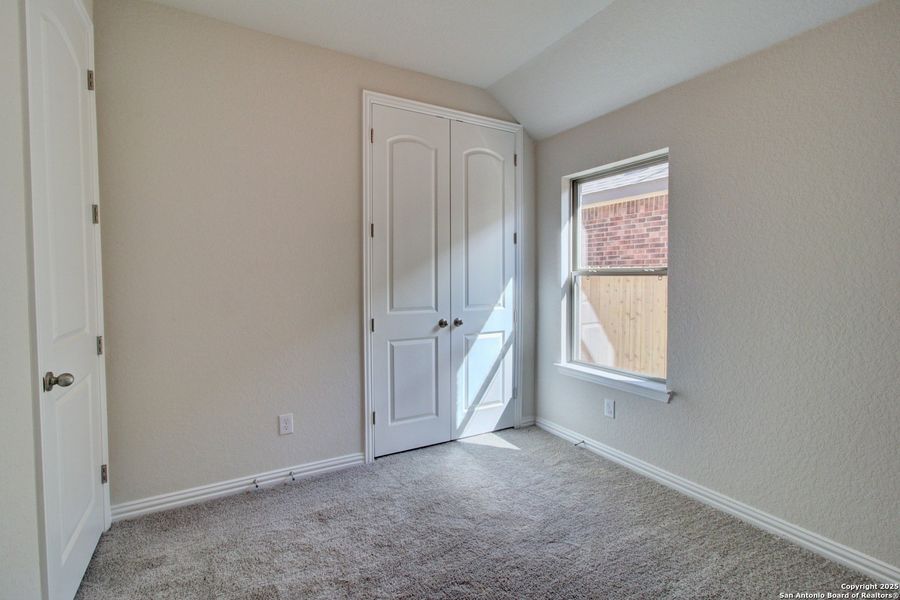 Spacious, unfurnished interior of a new home in Sunflower Ridge, New Braunfels (Image 13).